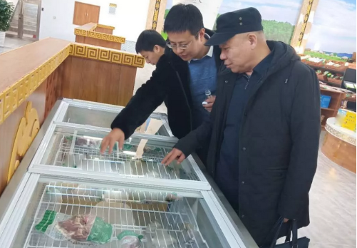 内蒙古锡林郭勒盟政府对接高端牛羊肉精深加工投资选址项目，实地考察企业生产加工车间和产品展厅